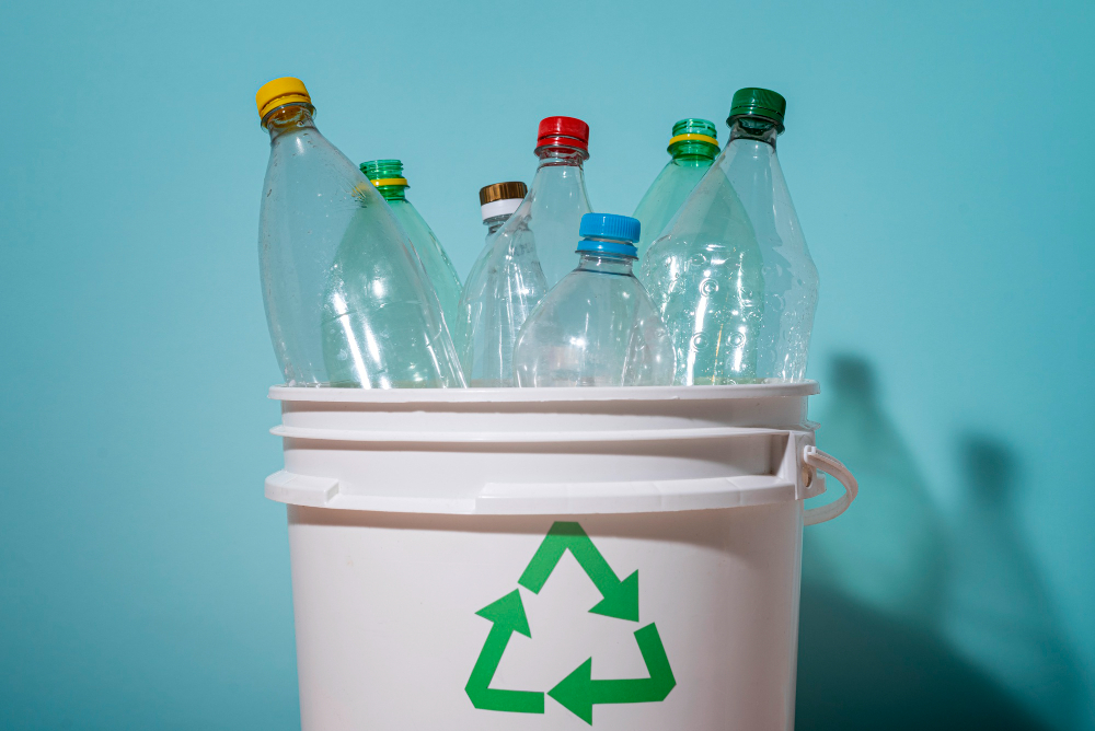 Thu gom chai nhựa để tái chế